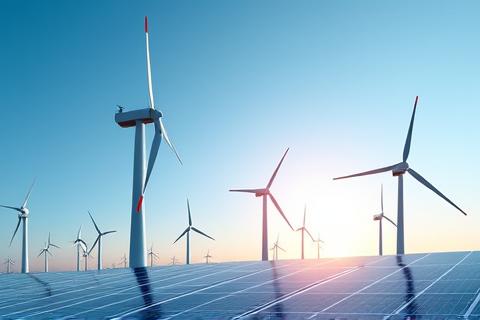 風力発電機とソーラーパネル、晴れた空